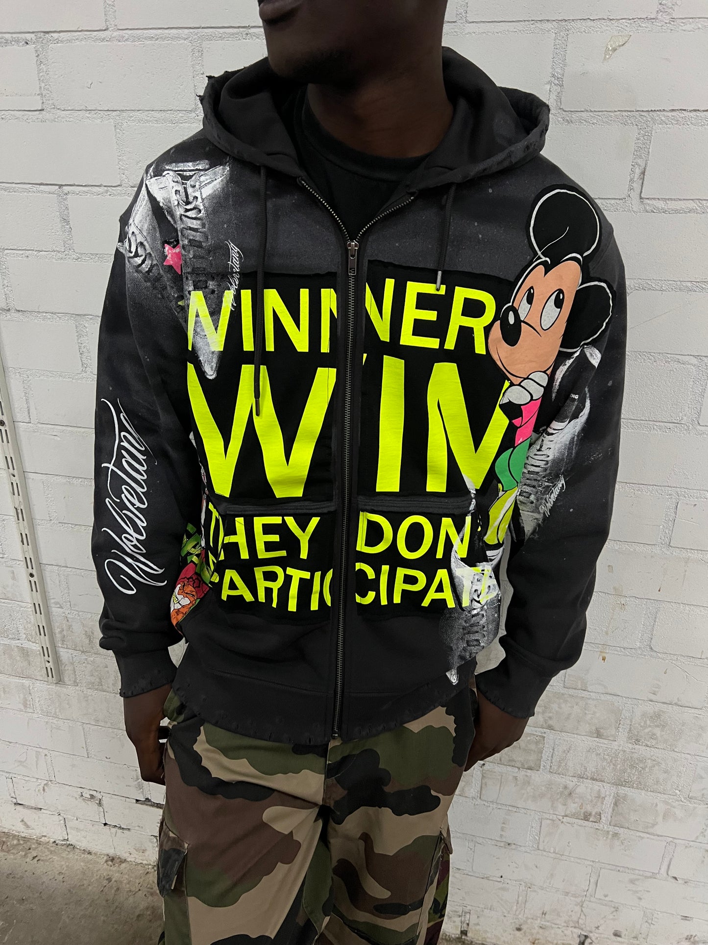 GRAPHIC ZIP UP HOODIE