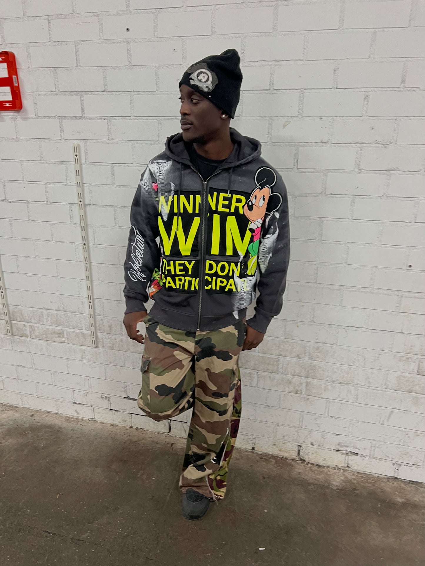 GRAPHIC ZIP UP HOODIE